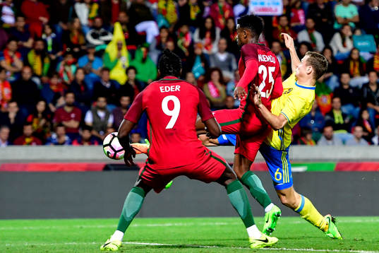 Sveriges Viktor Claesson gör 2-2