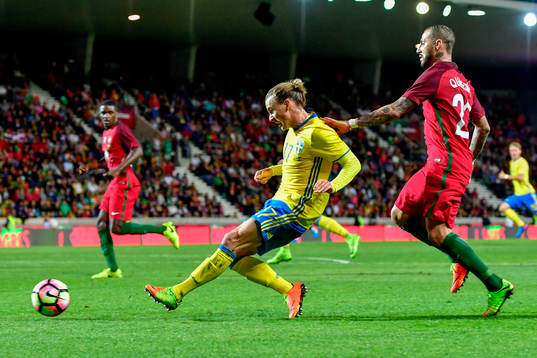 Sveriges Niklas Hult spelar in bollen som leder till 2-3