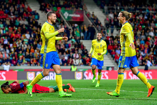 Sveriges Marcus Berg och Niklas Hult jublar