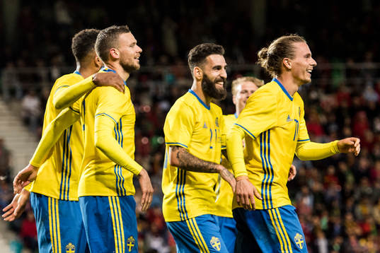 Sveriges Marcus Berg, Jimmy Durmaz och Niklas Hult jublar
