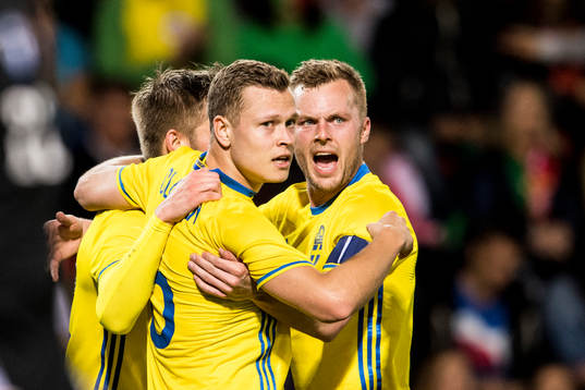 Sveriges Sebastian Larsson jublar med Viktor Claesson som
