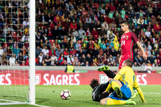 Portugals Joao Cancelo gör matchavgörande självmål 2-3