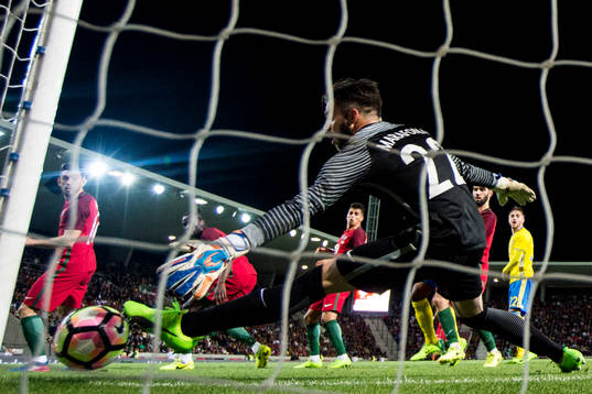 Portugals målvakt Marafona släpper in 2-2 målet av