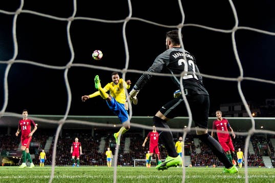 Sveriges Isaac Kiese Thelin oroar vid Portugals målvakt