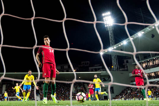 Portugals Joao Cancelo gör matchavgörande självmål 2-3