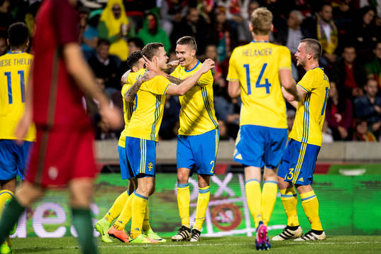 Sveriges Mikael Lustig jublar med Viktor Claesson som gjort
