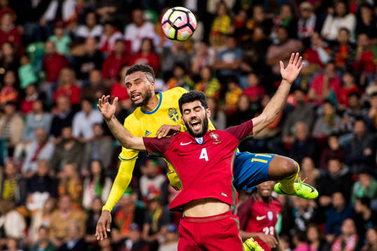Sveriges Isaac Kiese Thelin och Portugals Luis Neto
