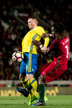 Sveriges Sam Larsson och Portugals Renato Sanches