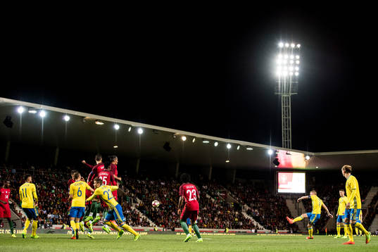Sveriges Sebastian Larsson slår en frispark