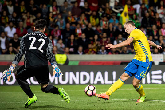 Sveriges Viktor Claesson gör 2-1 bakom Portugals målvakt