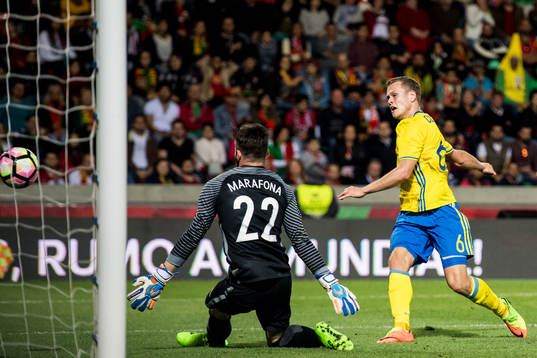 Sveriges Viktor Claesson gör 2-1 bakom Portugals målvakt