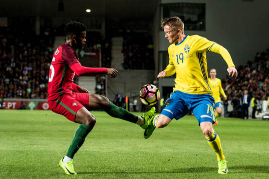Sveriges Sam Larsson och Portugals Nelson Semedo