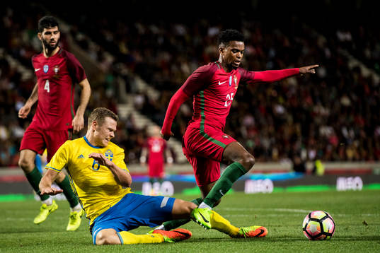 Sveriges Viktor Claesson faller