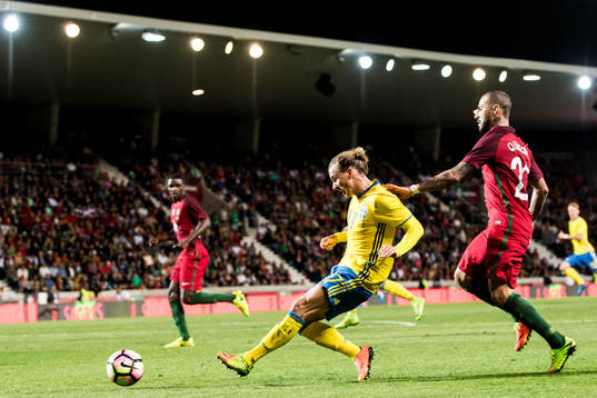 Sveriges Niklas Hult spelar fram till Portugals