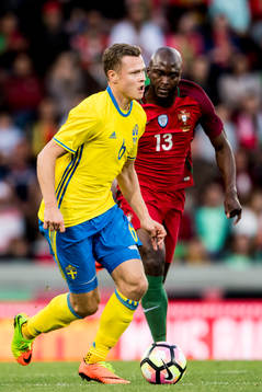Sveriges Viktor Claesson och Portugals Danilo Pereira