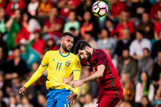 Sveriges Isaac Kiese Thelin och Portugals Luis Neto