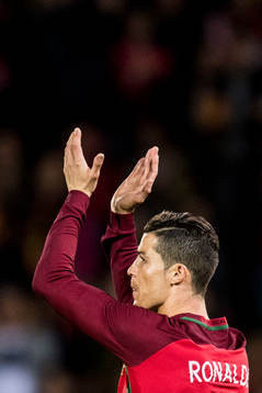 Portugals Cristiano Ronaldo tackar publiken när han byts ut