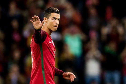 Portugals Cristiano Ronaldo tackar publiken när han byts ut