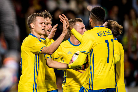 Sveriges Viktor Claesson jublar med Isaac Kiese Thelin,
