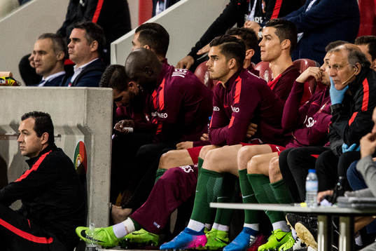 Portugals Cristiano Ronaldo på bänken