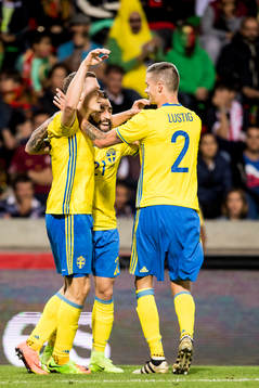 Sveriges Viktor Claesson jublar med Jimmy Durmaz och Mikael