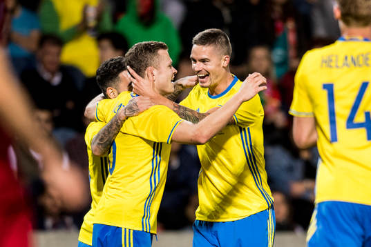 Sveriges Mikael Lustig jublar med Viktor Claesson som gjort