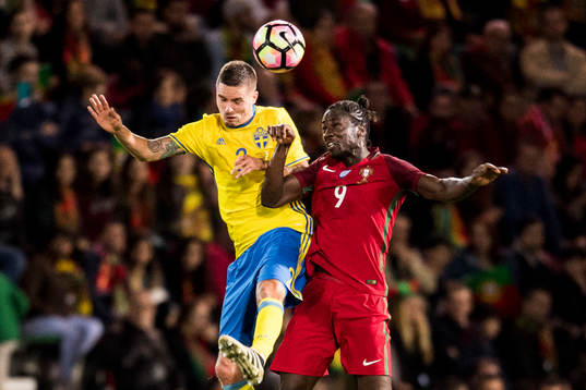 Sveriges Mikael Lustig och Portugals Eder