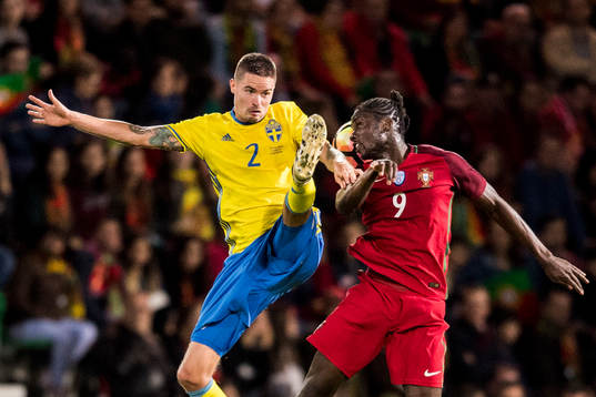 Sveriges Mikael Lustig och Portugals Eder