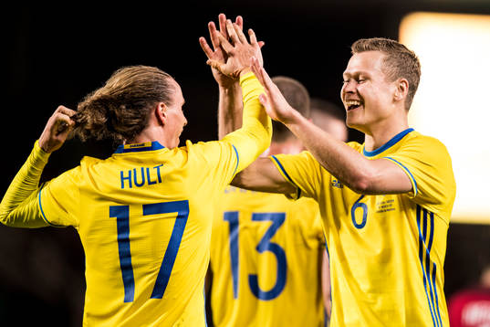 Sveriges Viktor Claesson jublar med Niklas Hult
