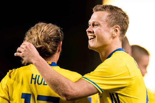 Sveriges Viktor Claesson jublar med Niklas Hult