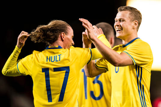 Sveriges Viktor Claesson jublar med Niklas Hult