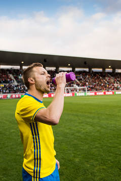 Sveriges Sebastian Larsson dricker