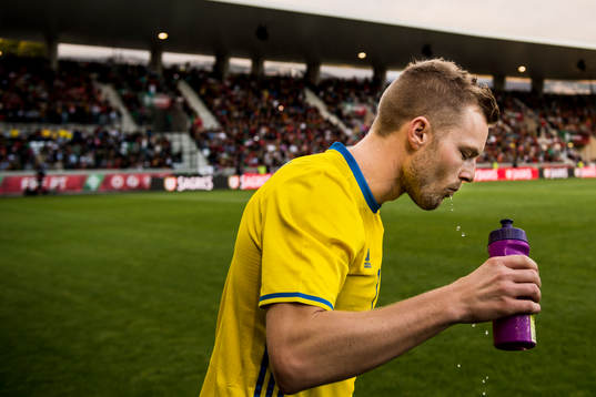 Sveriges Sebastian Larsson dricker