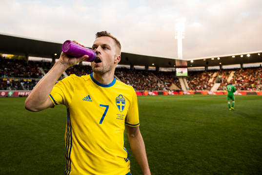 Sveriges Sebastian Larsson dricker
