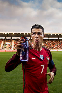 Portugals Cristiano Ronaldo dricker vatten