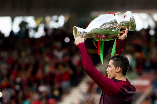Portugals Cristiano Ronaldo visar upp EM-pokalen