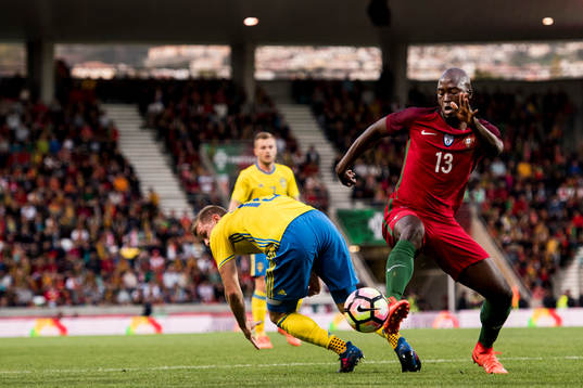 Portugals Danilo Pereira och Sveriges Emil Krafth