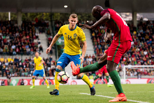 Sveriges Emil Krafth och Portugals Danilo Pereira