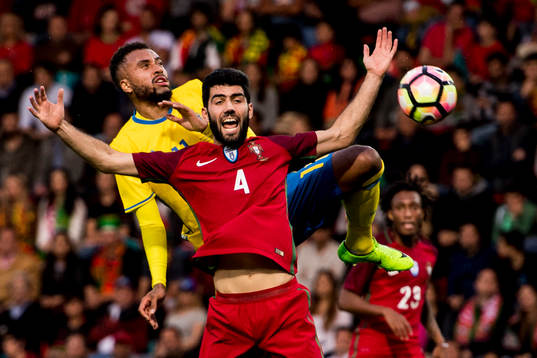 Sveriges Isaac Kiese Thelin och Portugals Luis Neto