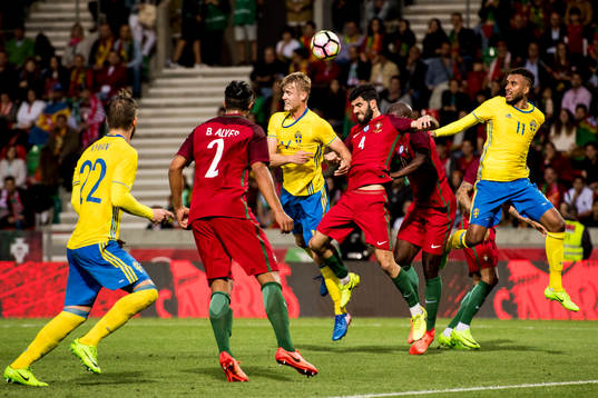 Sveriges Filip Helander och Isaac Kiese Thelin mot