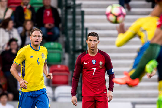 Sveriges Andreas Granqvist och Portugals Cristiano Ronaldo
