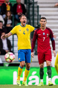 Sveriges Andreas Granqvist och Portugals Cristiano Ronaldo