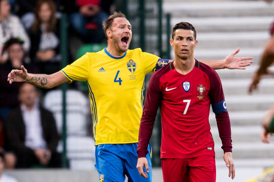 Sveriges Andreas Granqvist och Portugals Cristiano Ronaldo