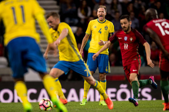 Sveriges Andreas Granqvist skriker på Sebastian Larsson