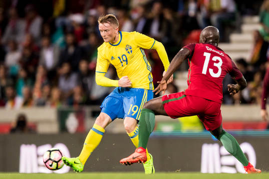 Sveriges Sam Larsson och Portugals Danilo Pereira
