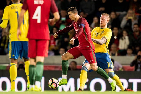 Portugals Cristiano Ronaldo och Sveriges Pontus Jansson