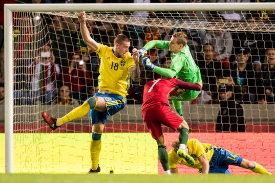 Portugals Cristiano Ronaldo krockar med Sveriges Pontus