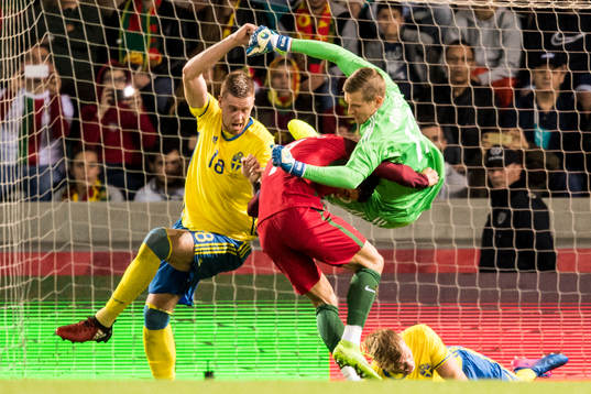 Portugals Cristiano Ronaldo krockar med Sveriges Pontus