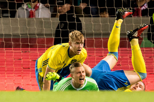 Sveriges målvakt Karl-Johan Johnsson har ont