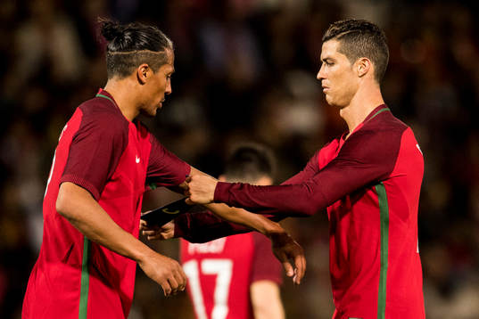 Portugals Cristiano Ronaldo sätter på kaptensbindeln på